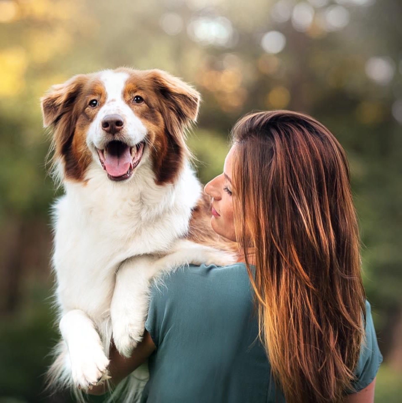 Chantal Yvette Pickl hält lachend einen Australian Shepherd auf dem Arm